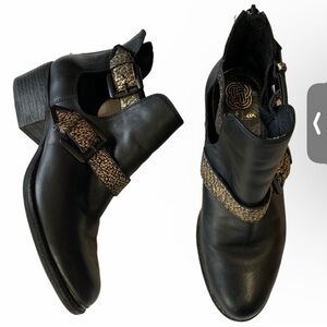 Elliot Lucca Raffaella black gold cutout boots shoes size 9.5